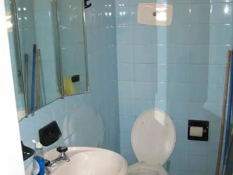 Excelente departamento/oficina al frente en 3° piso con kitchinette!