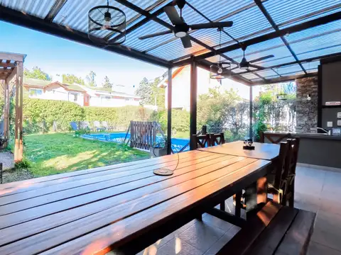 CASA PREMIUN, IMPECABLE  REVESTIDA EN PIEDRA NATURAL, DETALLES DE CATEGORIA,  PILETA Y JARDIN ARBOLADO