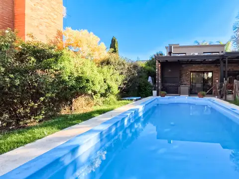 CASA PREMIUN, IMPECABLE  REVESTIDA EN PIEDRA NATURAL, DETALLES DE CATEGORIA,  PILETA Y JARDIN ARBOLADO