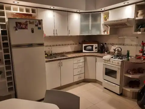 Casa 4 ambientes con 2 baños