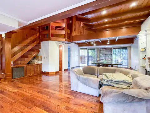 Casa 8 ambientes con 5 baños