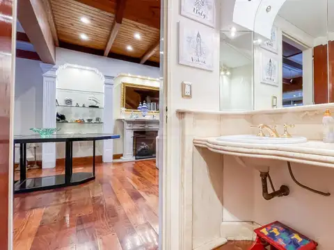 Casa en Venta con 6 cocheras