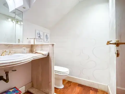 Casa 8 ambientes con 6 baños