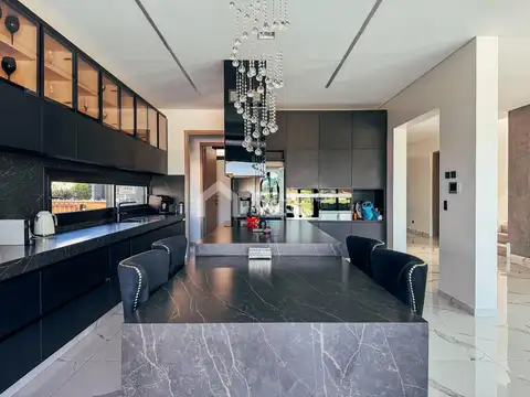 Casa en Alquiler Temporal con 2 cocheras