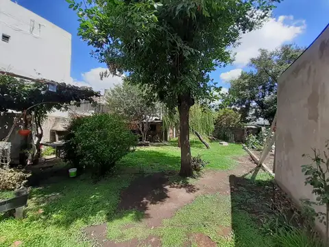 Casa multifamiliar con cochera y jardín en lomas del mirador