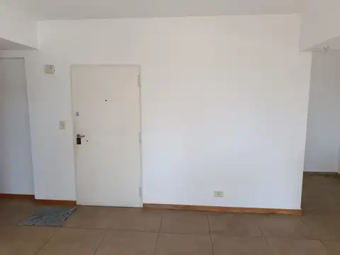 Semipiso frente  muy luminoso.Excelentes medios de comunicación