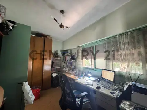 Casa a Refaccionar en Venta en  La Plata