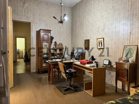 Casa 8 ambientes con 2 baños