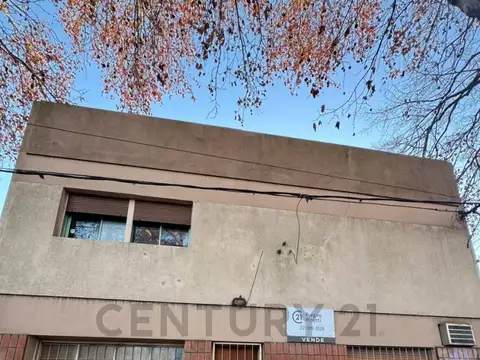 Casa a Refaccionar en Venta en  La Plata