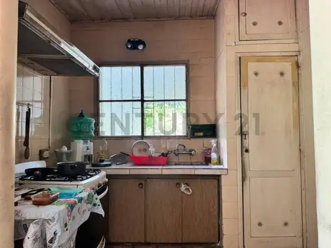 Casa 8 ambientes con 2 baños