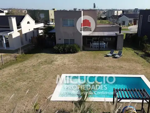 Casa en Venta con 2 cocheras
