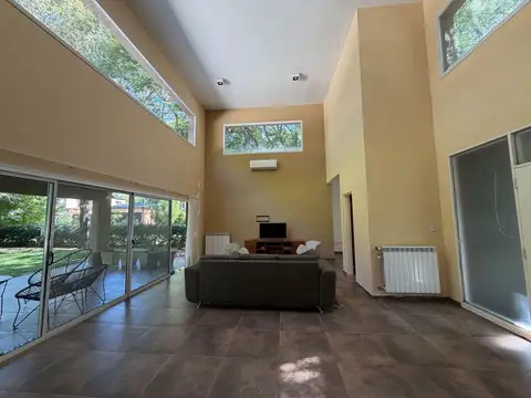 Casa 6 ambientes con 3 baños