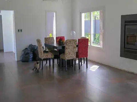 Casa en Venta con 3 cocheras