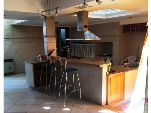 Casa 10 ambientes con 6 baños