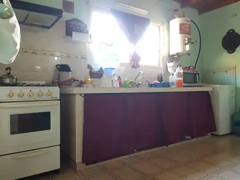 AMPLIO CHALET (HECHO DOS DEPARTAMENTOS) - TODOS LOS SERVICIOS CONECTADOS 