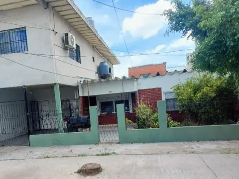 VENTA LOTE CON 2 CASAS Y PATIO, BERAZATEGUI