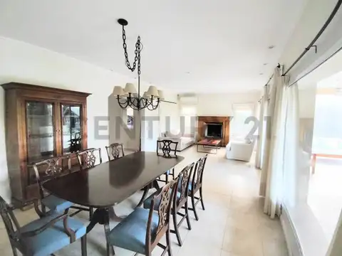 Casa 5 ambientes con 4 baños