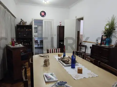 VENTA CASA DE 4 AMBIENTES CON PATIO Y TERRAZA, EN VILLA DEL PARQUE