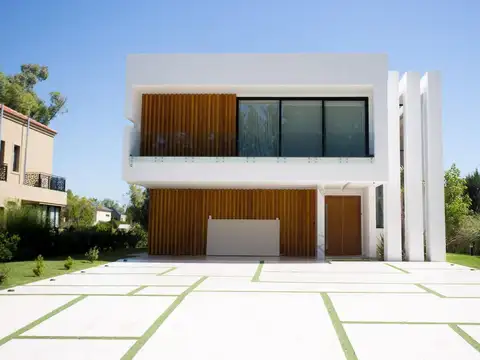 Casa en Venta con 6 cocheras