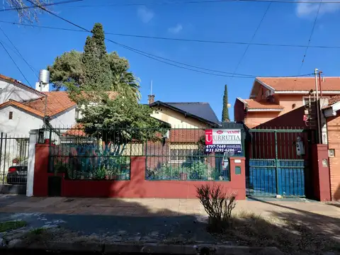 CASA 6 AMB + DEPEND S/GRAN LOTE EN ZONA RESIDENCIAL. INMEJORABLE UBICACION.