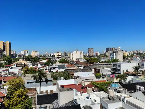 LINDO DEPTO - AL FRENTE CON MAGNIFICA VISTA TODO AIRE SOL Y LUZ – EN PERFECTO  ESTADO –  A 1 CDRA METRO-BUS J B JUSTO