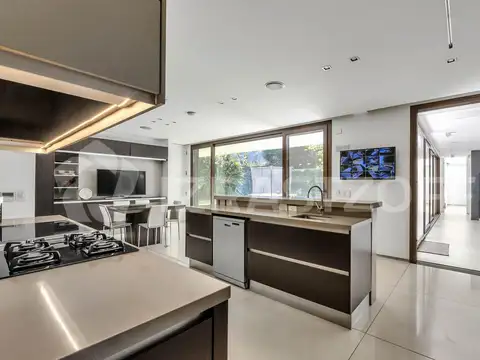 Casa en Venta con 6 cocheras