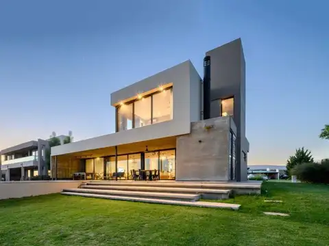 CASA FRENTE AL LAGO, EN BARRIO COSTA MOLINO, POTRERO DE GARAY