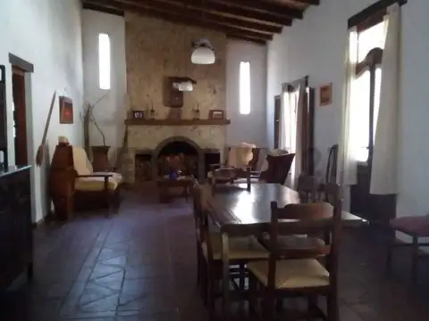CASA 2 DORMITORIOS CON GRAN PARQUE, PISCINA, AMPLIA GALERIA. SOBRE AVENIDA PRINCIPAL y CON SALIDA A