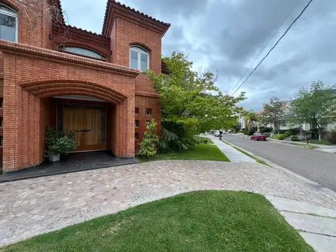 Casa 5 ambientes con 5 baños