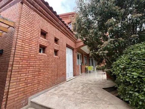 Casa en Venta con 3 cocheras