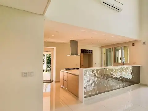 Casa 7 ambientes con 5 baños