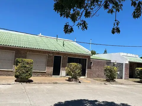 Casa en venta - 3 Dormitorios 2 Baños - Cochera - 300Mts2 - Oriente