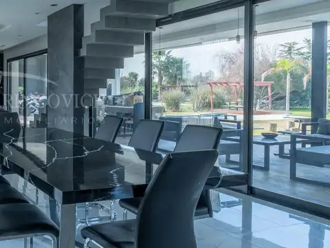 Casa 5 ambientes con 4 baños