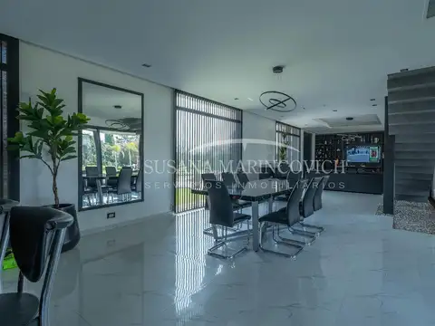 Casa en Venta con 3 cocheras