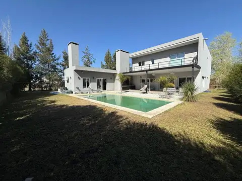 Casa en Alquiler con 6 cocheras