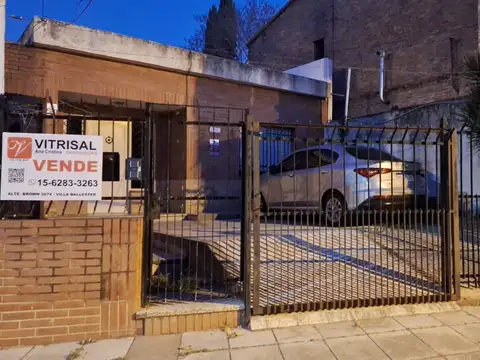 Casa  3 ambientes, patio , jardin  -villa ballester