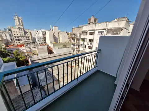 2 Ambientes Amplios Semipiso con 2 Balcones a mts. Av. Rivadavia