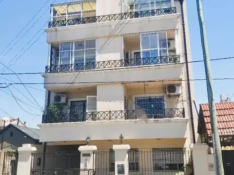 *DEPTO. 3 AMB. CON BALCÓN AL FRENTE