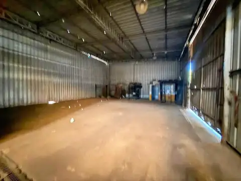 Galpón en venta, amplio predio con estacionamiento.