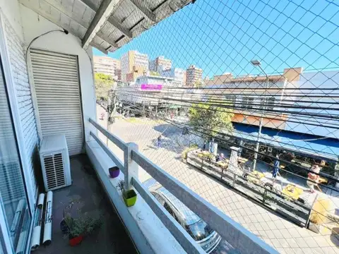 Deparmento 4 amb primer piso por escalera en plena zona comercial de Alvear Martinez. Muy luminoso!