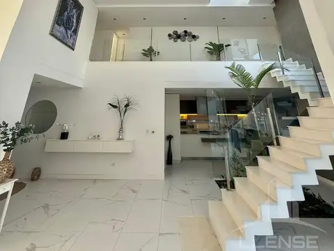 Casa en Alquiler con 2 cocheras