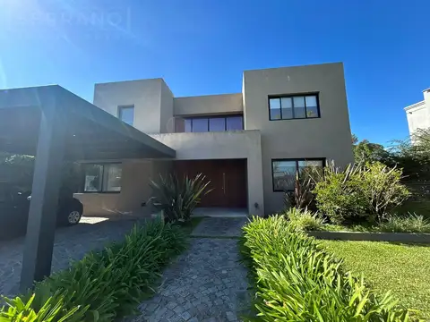 Casa en venta, apto crédito. 3 dormitorios y un escritorio, pileta. Estancias del Rio, Pilar