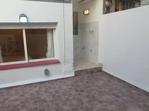 Departamento 1 ambiente al contra-frente con patio