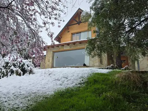 Casa en Alquiler con 1 cochera