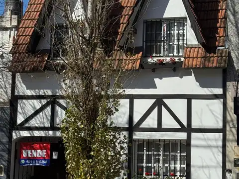 IMPECABLE CASA,  a 3 cuadras de plaza arenales.Lote propio.Lista para mudarse!