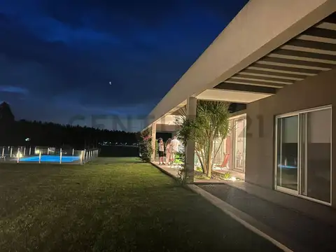 VENTA -Imponente casa en Haras del Sur II con vista al golf