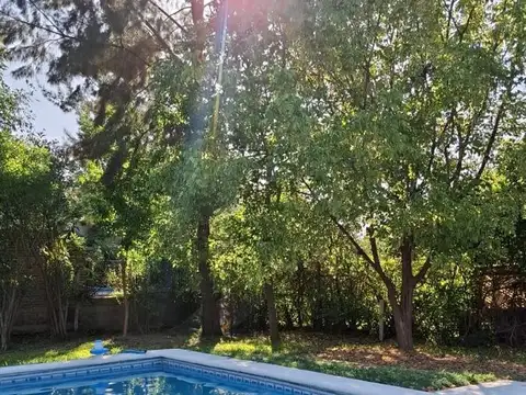 Casa 2 dormitorios, con parque y pileta, Barrio Dardo Rocha Domselaar ALQUILER
