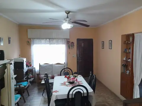 Casa 5 ambientes con 2 baños