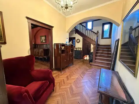 Venta casa 6 ambientes con jardin en la Lucila a remodelar