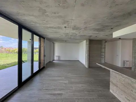 Casa en Venta con 4 cocheras